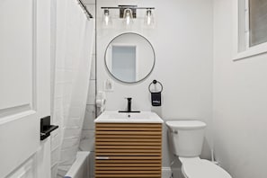 Bathroom - Single Room - 1 Queen Bed -Valley View (Himrod)