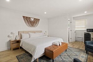 Room - Single Room - 1 King Bed - Pool View (Himrod)