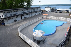 Pool - Single Room - 1 King Bed - Pool View (Himrod)