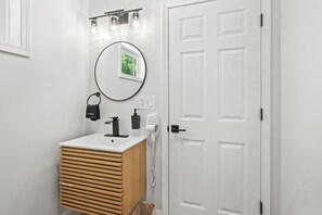Bathroom - Single Room - 1 King Bed - Lake View (Himrod)