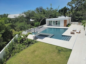 Una piscina al aire libre