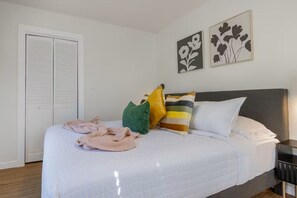 1 bedroom, iron/ironing board, free WiFi, bed sheets - Cozy 1BR Ypsi Getaway: King Bed+Deck+Pet Friendly (Ypsilanti)