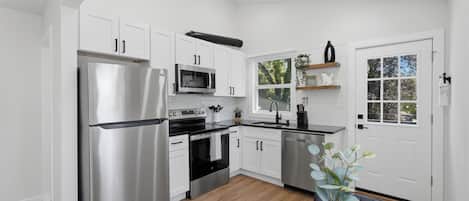 Réfrigérateur, four à micro-ondes, un four, surface de cuisson