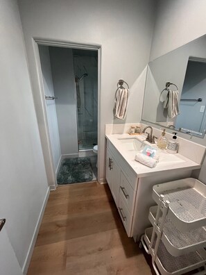 Shower, hair dryer, towels, soap - Rose Parade Prime Location 2beds/2baths building in beautiful Pasadena (Pasadena)