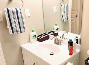 Douche, séchoir à cheveux, serviettes fournies, savon