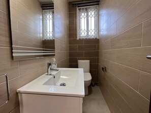 Shower, free toiletries, soap, toilet paper - Okailey's Place by Urban Crest (Accra)