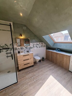 Shower, hair dryer, towels, soap - Vrbo Property (Metz)