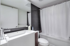 Bathroom - Elegant 1BR + Den | Lake View | CN Tower (Toronto)