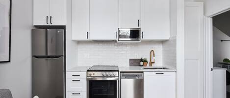 Refrigerador, microondas, horno y parrilla de estufa