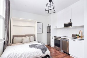 Desk, WiFi - Studio in the Heart of Ottawa (Ottawa)