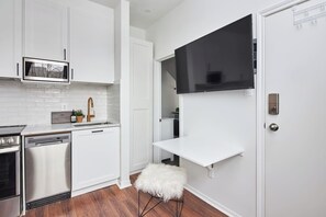 Fridge, microwave, oven, stovetop - Studio in the Heart of Ottawa (Ottawa)
