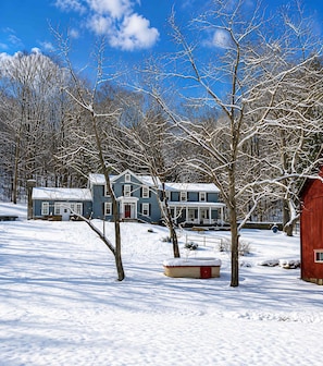 A snow-covered landscape with houses and a red barn. - Spacious Family Retreat w/ Pool, Hot Tub, Fire Pit (Ligonier)