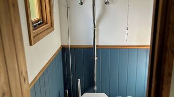 Haartrockner, Handtücher, Seife, Toilettenpapier