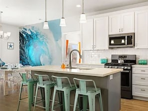 Fridge, microwave, oven, stovetop - Zion Gateway-6BR Group, Heated Pool & Hot Tubs (Hurricane)