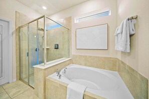 Shower, hair dryer, towels, shampoo - New Resort Home, Pool and Spa, Game Room (Davenport)