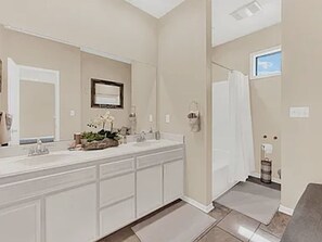 Shower, hair dryer, towels, soap - 3-Story Lakefront 4-bedroom Townhome on 5-acre Private Lake (Pottsboro)