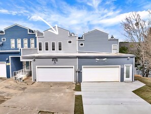 Exterior - 3-Story Lakefront 4-bedroom Townhome on 5-acre Private Lake (Pottsboro)
