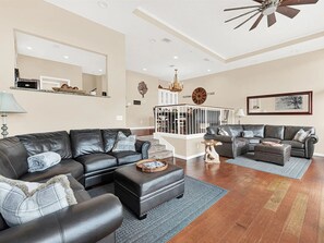 Living area - 3-Story Lakefront 4-bedroom Townhome on 5-acre Private Lake (Pottsboro)