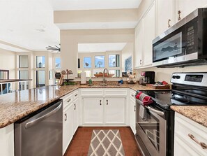 Private kitchen - 3-Story Lakefront 4-bedroom Townhome on 5-acre Private Lake (Pottsboro)