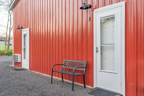 Exterior - Retro Loft Getaway, 80s, 90s & Farm Vibes (Hot Springs)