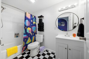 Bathroom - Retro Loft Getaway, 80s, 90s & Farm Vibes (Hot Springs)