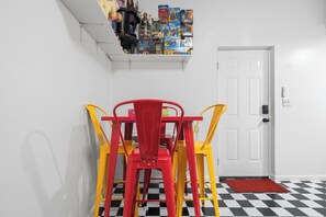 Dining - Retro Loft Getaway, 80s, 90s & Farm Vibes (Hot Springs)