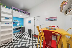 Dining - Retro Loft Getaway, 80s, 90s & Farm Vibes (Hot Springs)