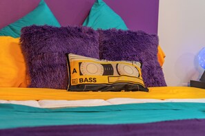 Room - Retro Loft Getaway, 80s, 90s & Farm Vibes (Hot Springs)