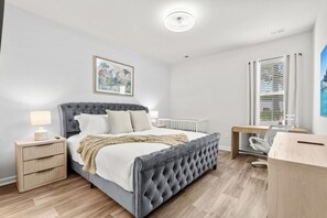 Tabla de planchar con plancha, internet y ropa de cama 