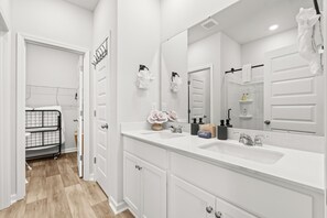 Secadora de cabello, toallas, jabón, papel de baño 