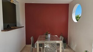 Outdoor dining - Vrbo Property (Les Trois-Îlets)