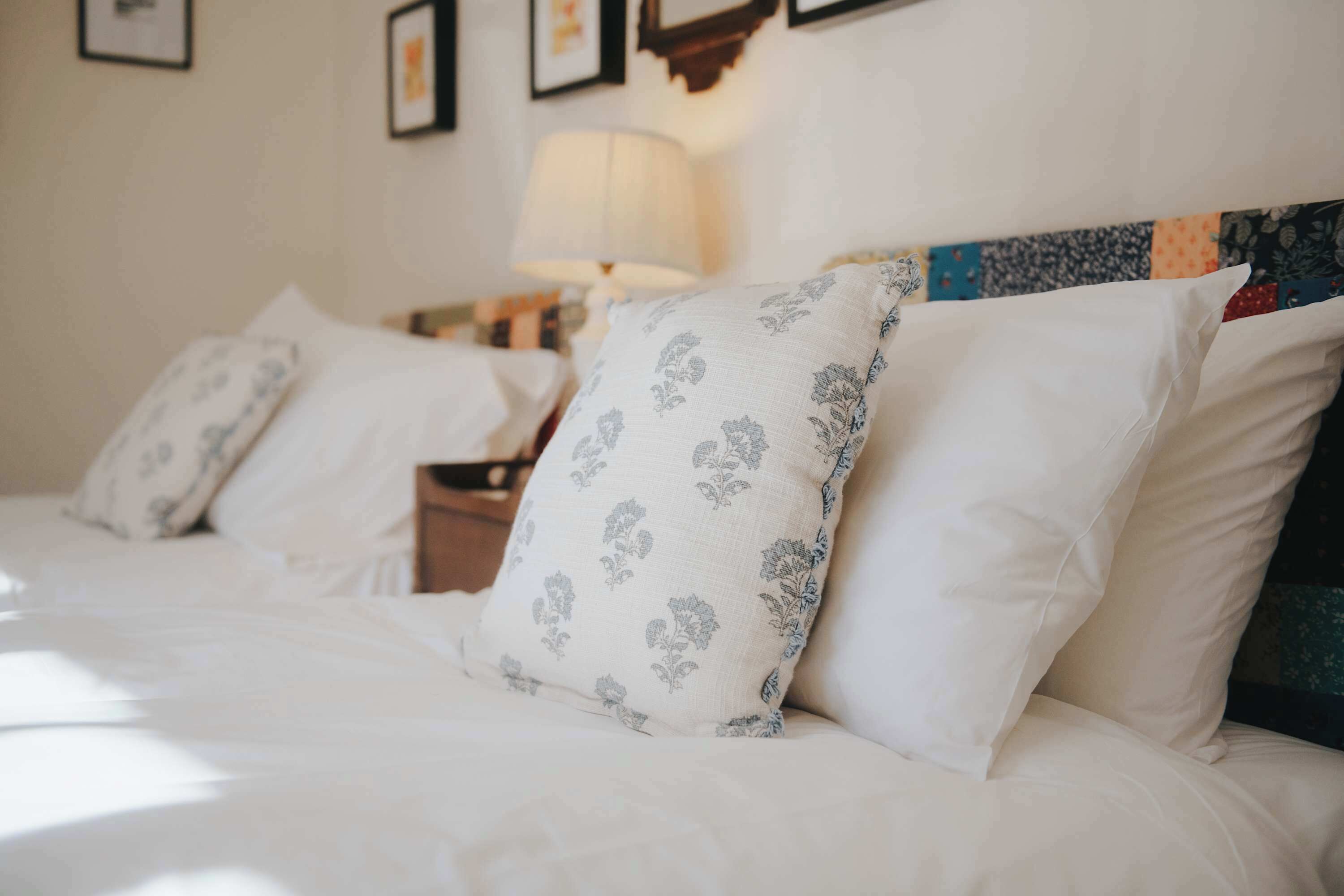 Desk, iron/ironing board, WiFi, bed sheets