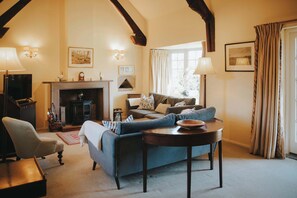 TV, fireplace, offices - Traditional Cottage Near Richmond, Yorkshire Dales (Moulton)