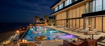 Munal Mansion Oceanfront All Inclusive, Chef, Yacht, Spa, Housekeeping + 8 suites
