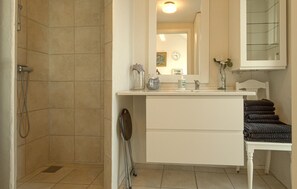 Shower - Beautiful apartment in Glesborg with WiFi (Glesborg)