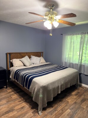 3 bedrooms, iron/ironing board, free WiFi, bed sheets -     The Perfect Getaway for Every Season (Knoxville)