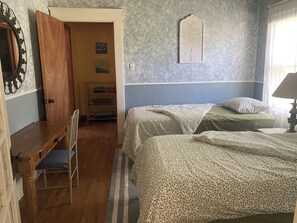 3 bedrooms, desk, iron/ironing board, free WiFi