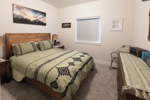 4 Bedroom retreat sleeps 10! Games, fun, relaxation & family-friendly comfort.