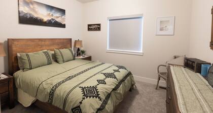 4 Bedroom retreat sleeps 10! Games, fun, relaxation & family-friendly comfort.
