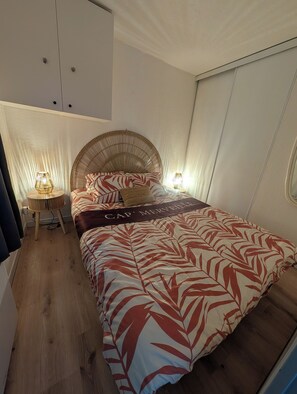 3 bedrooms, iron/ironing board, bed sheets - T2 Bis Swimming pool and sea view (Agde)