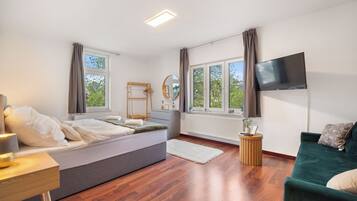 3 slaapkamers, een strijkplank/strijkijzer, internet, beddengoed