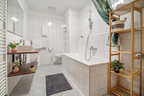 Douche, sĂšche-cheveux, serviettes fournies, papier toilette