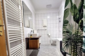 Shower, hair dryer, towels, toilet paper - Ideal für Familien: 2 Schlafzimmer + Kinderzimmer (Oberhof)