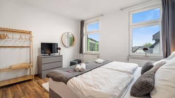 3 slaapkamers, een strijkplank/strijkijzer, internet, beddengoed