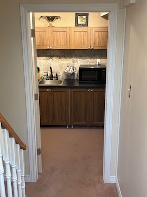 Coffee/tea maker, fridge, electric kettle, toaster - Private rental in residential neighborhood. Beach or woods at your fingertips. (Wasaga Beach)