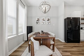 Dining - Unwind & Relax 20 min to Downtown HOU! (Houston)