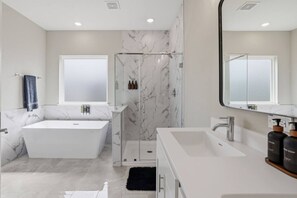 Hair dryer, towels - Unwind & Relax 20 min to Downtown HOU! (Houston)