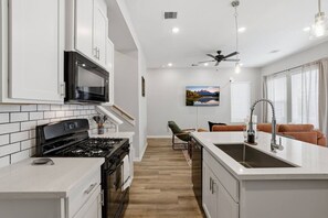 Fridge, microwave, oven, stovetop - Unwind & Relax 20 min to Downtown HOU! (Houston)
