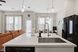 Interior - Unwind & Relax 20 min to Downtown HOU! (Houston)