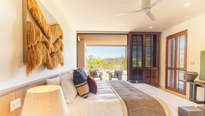 Quarto moderno com cama, luminária, obra de arte na parede e vista para o exterior.
